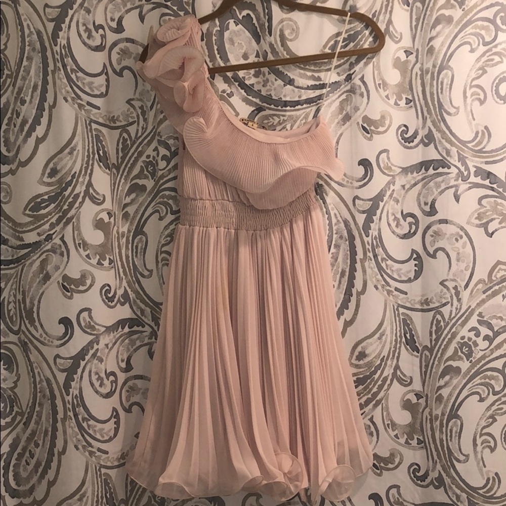 One-shoulder pink dress